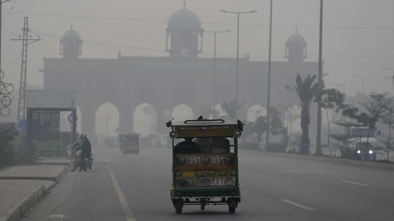 11 million children at risk: Unicef urges Pakistan government to act on hazardous air pollution