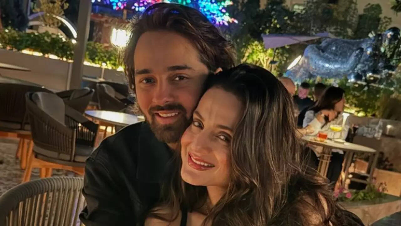 Ameesha sparks dating rumours with Nirvaan