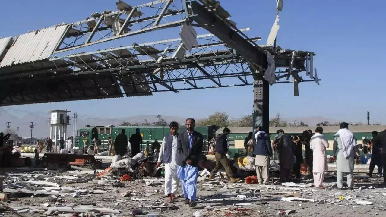 7 killed after car bomb accidently explodes in a former stronghold of the Pakistani Taliban