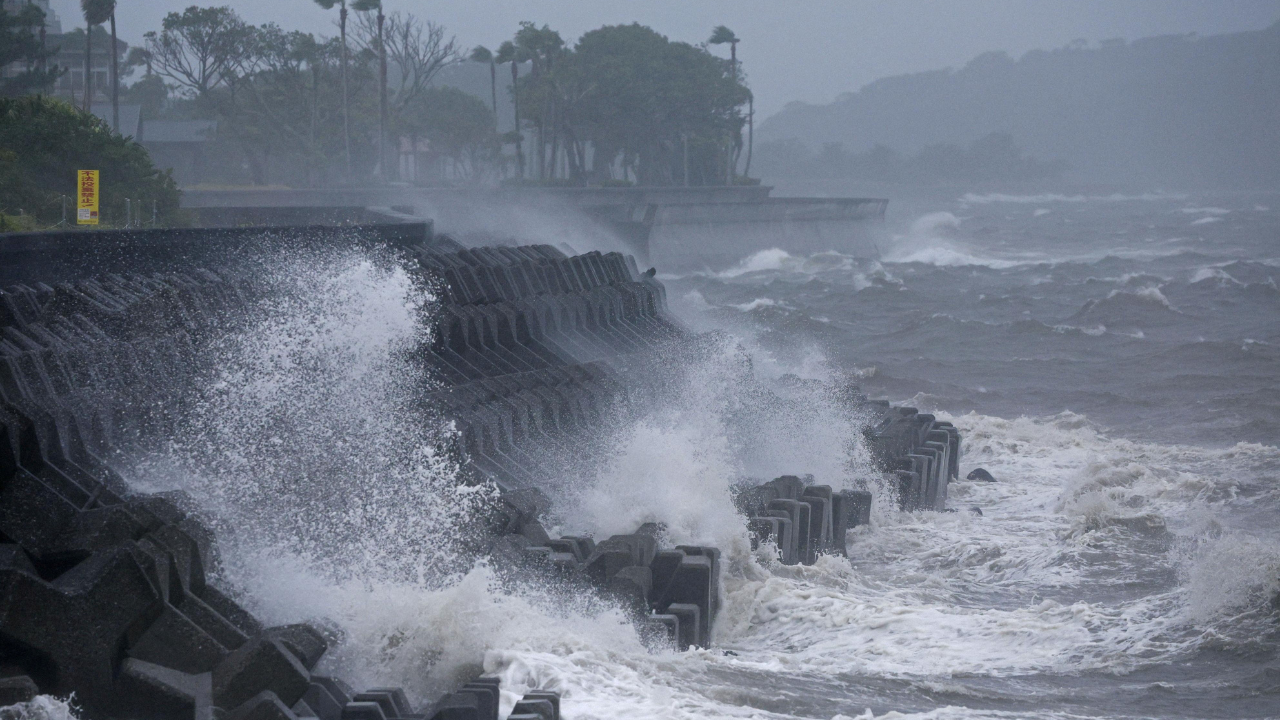 Typhoon Man-yi nears Philippines as nation struggles to recover from Usagi