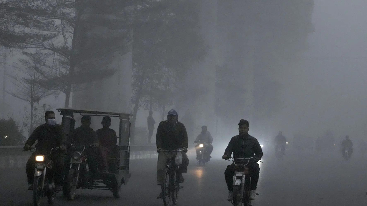 Pakistan air pollution: Toxic smog sends over 1.9 million to hospitals in a month