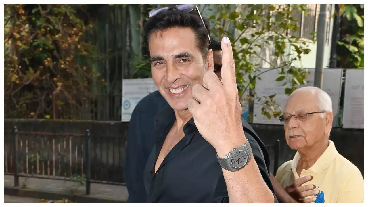 Elections 2024: Akshay shows off his inked finger