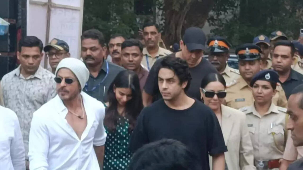 SRK holds Suhana's hand as they arrive to cast vote