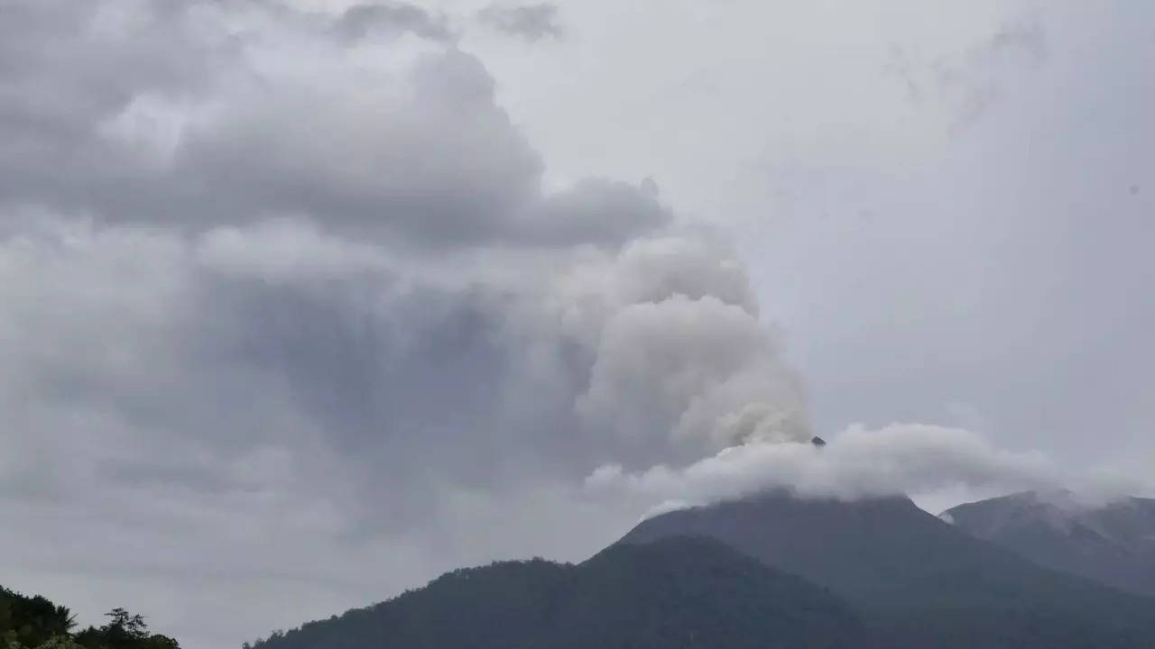 Volcano erupts again in Iceland, seventh eruption this year