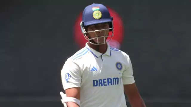 Two ducks in first hour as India struggle against Australia in Perth