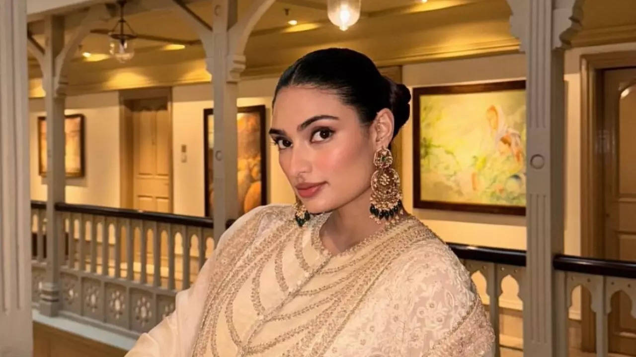 Mom-to-be Athiya Shetty flaunts her baby bump