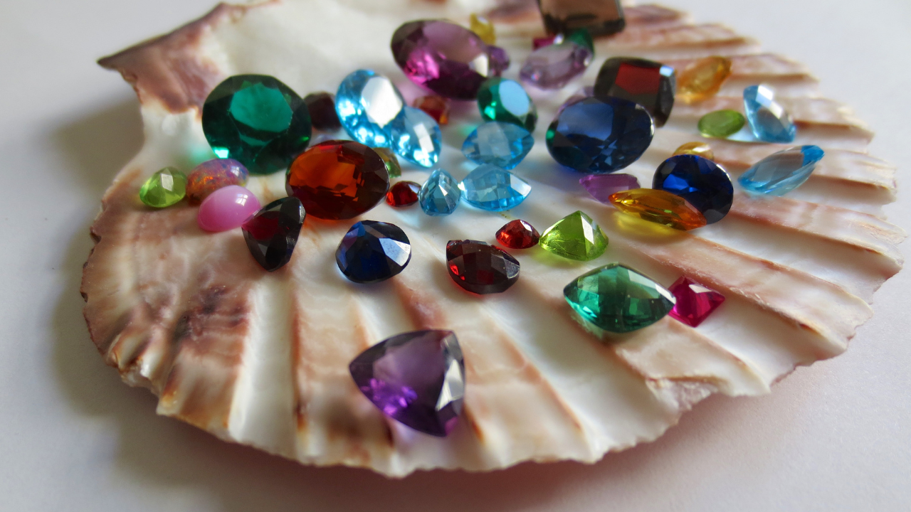 Examining Raw Gemstone Jewellery’s Rising Trend: Why Natural Crystals Are Taking Over