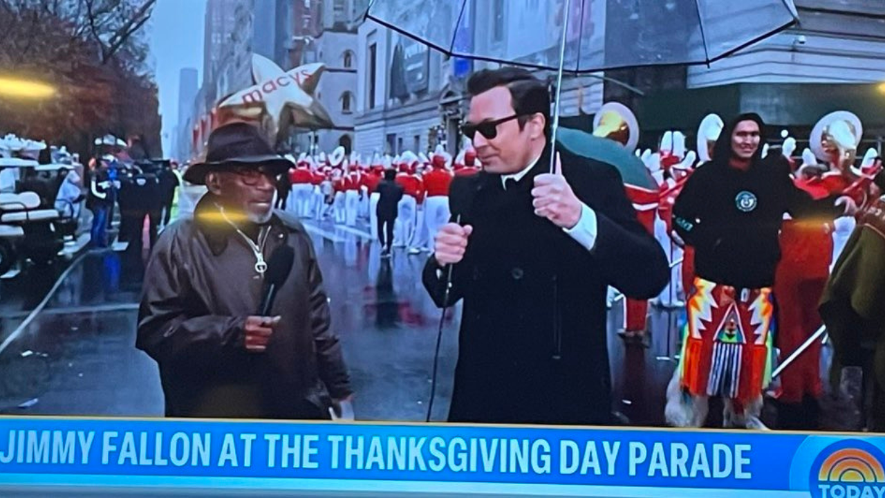 Jimmy Fallon slammed for bizarre fashion choice at Macy's Thanksgiving parade: 'Drinksgiving'