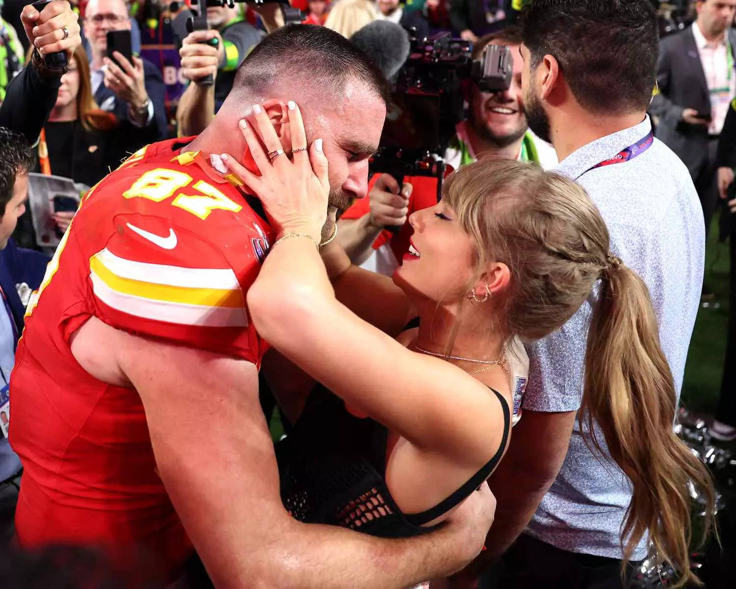 Did Taylor Swift impress Travis Kelce's team with her thoughtful gifts?