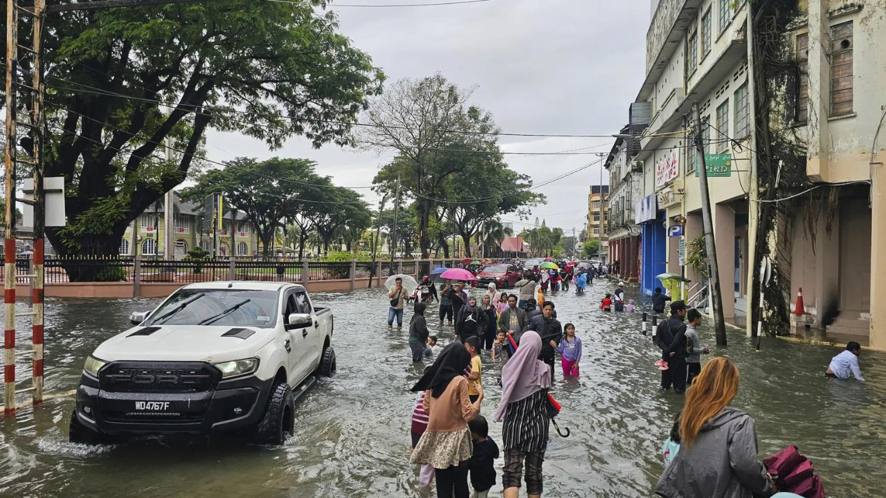 Malaysia floods:3 dead, over 80,000 displaced as the country prepares for worst in decade