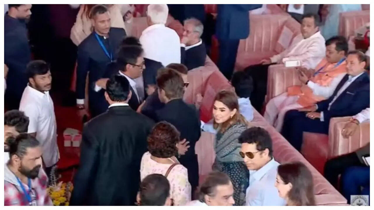 SRK-Salman hug at Maha CM's oath ceremony