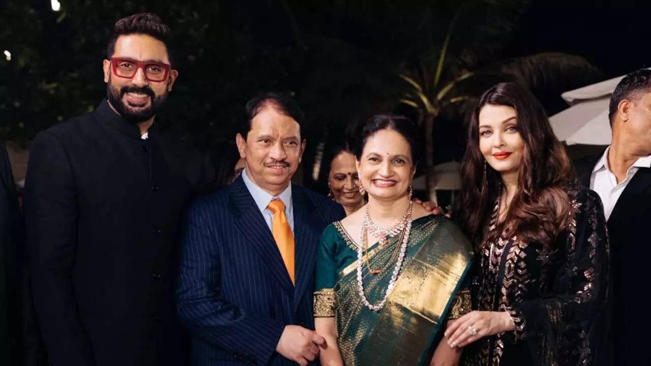 Abhishek-Aishwarya beam with joy in new pic