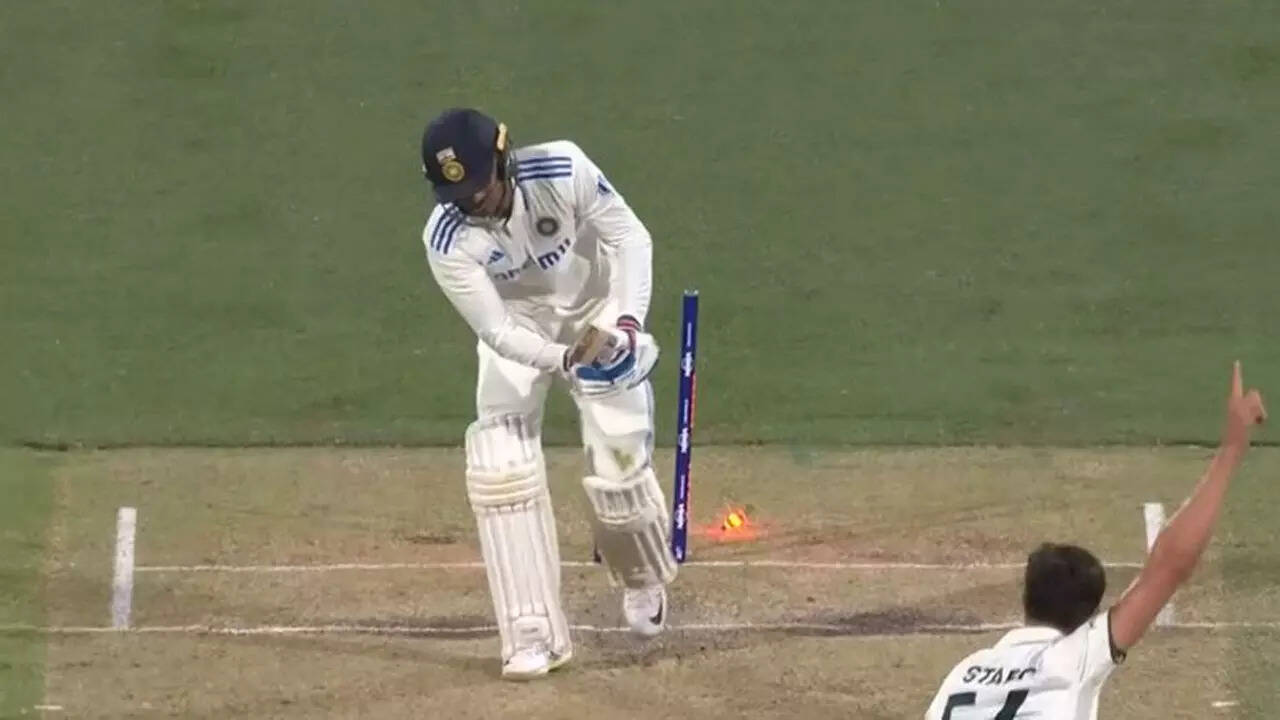 Watch: Starc uproots Gill's stump with a perfect 'banana swing'