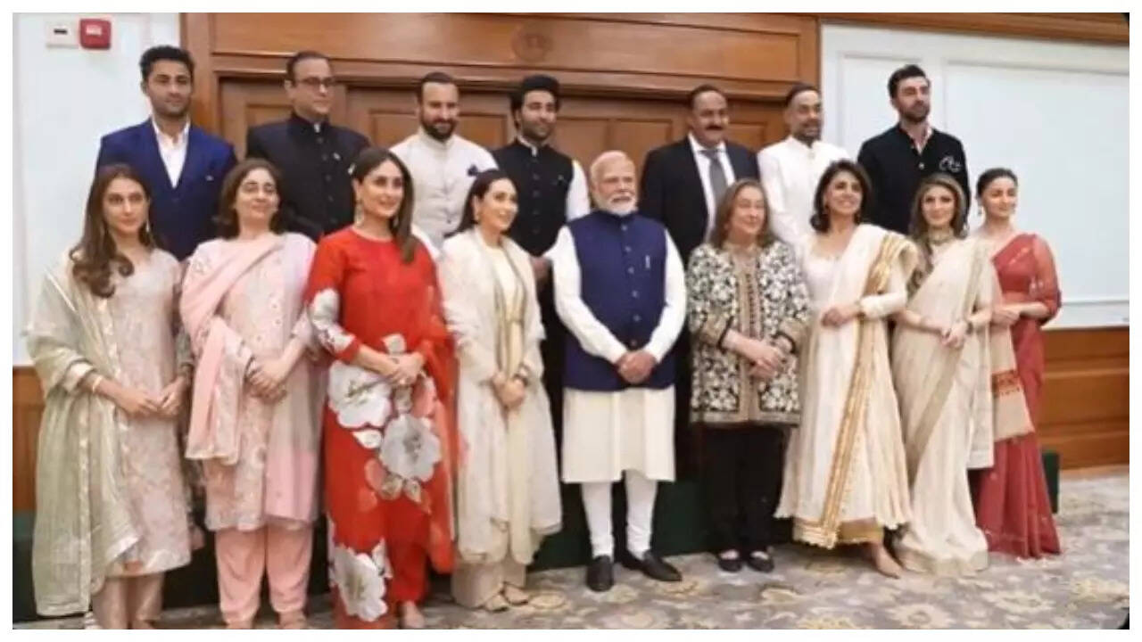 PM Modi playfully jokes with Kapoor family: Video