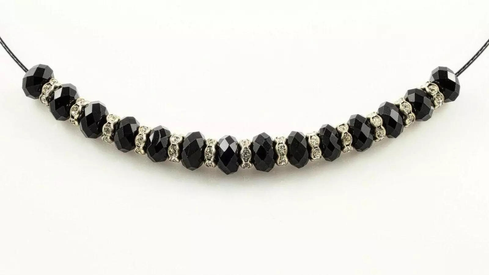 Benefits of Wearing an Anklet with a Black Thread, Women of Aries, Scorpio, and Cancer Zodiac Signs Should Be Cautious