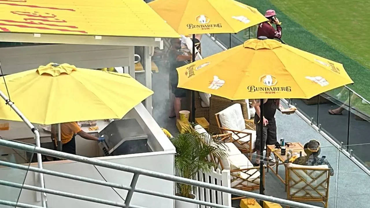 How fans made the most of a rainy day at The Gabba