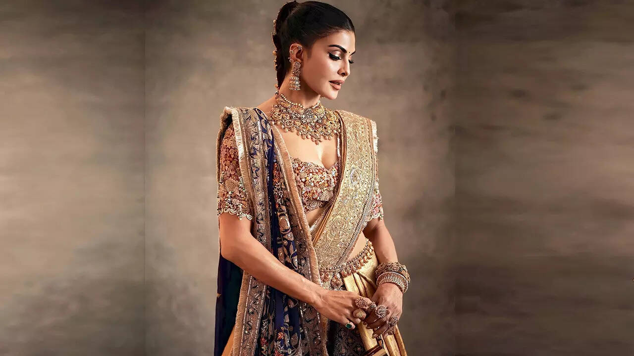 For those seeking something unique, rose gold with diamond accents has been gaining traction as a modern twist to kamarbandhs