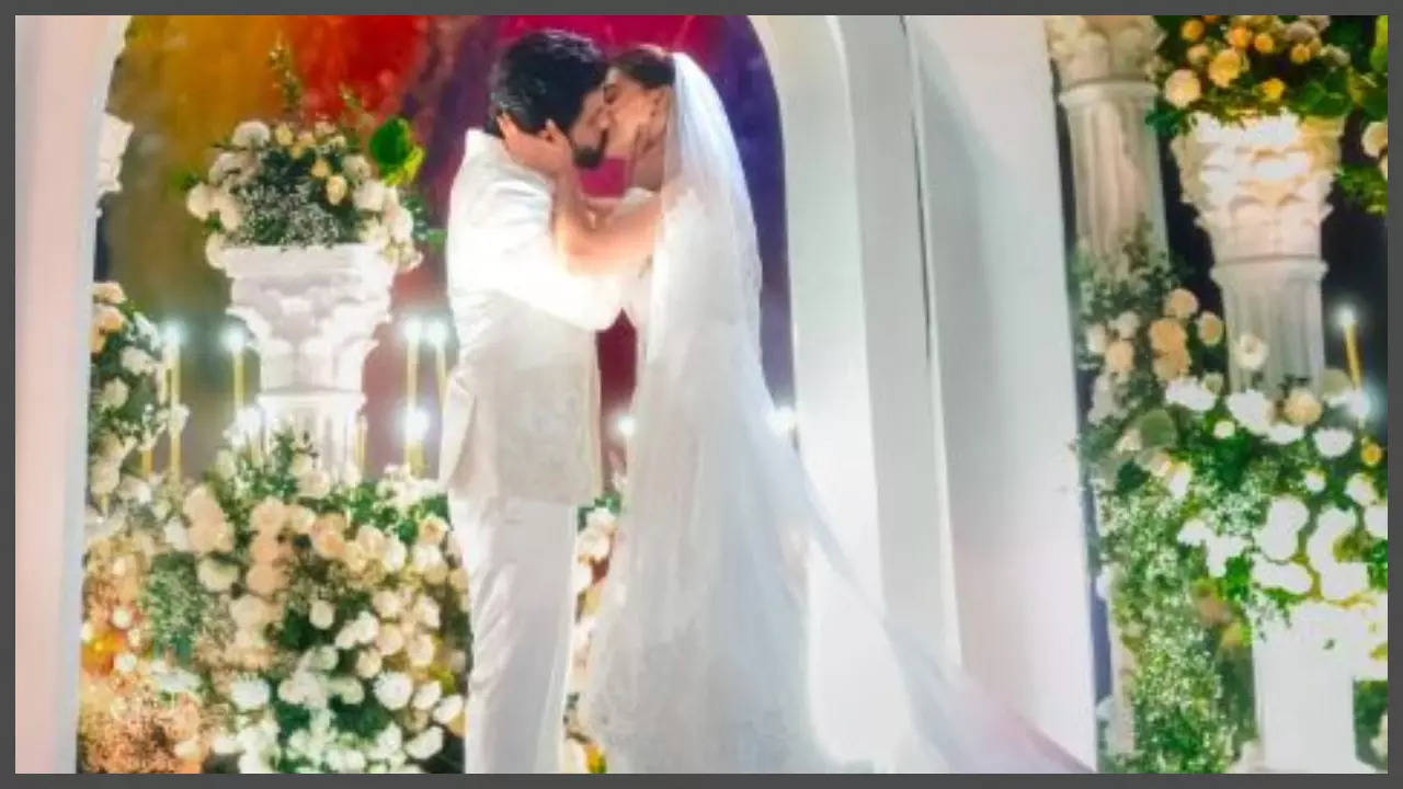 Keerthy-Antony Thattil kiss on 2nd wedding ceremony