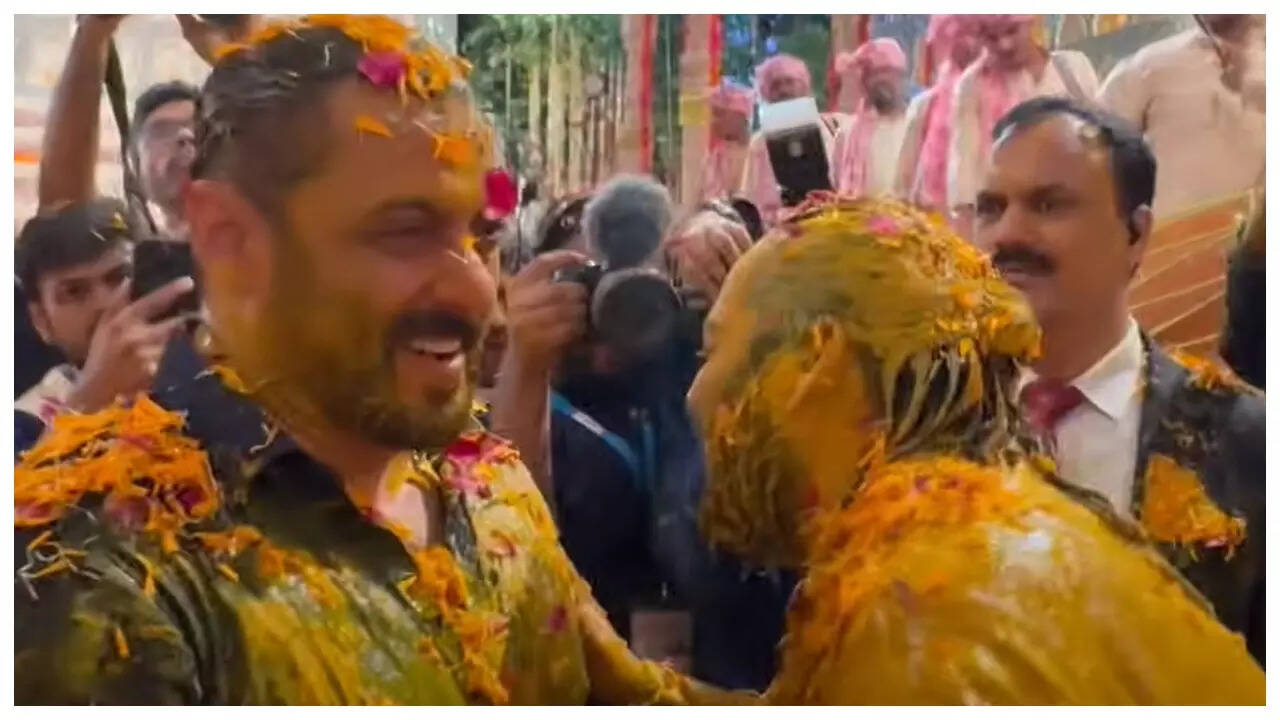 When Salman showered himself and Anant Ambani with flowers