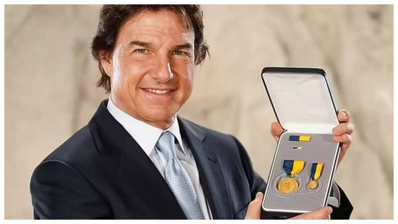 Tom Cruise awarded top US Navy honour - WATCH
