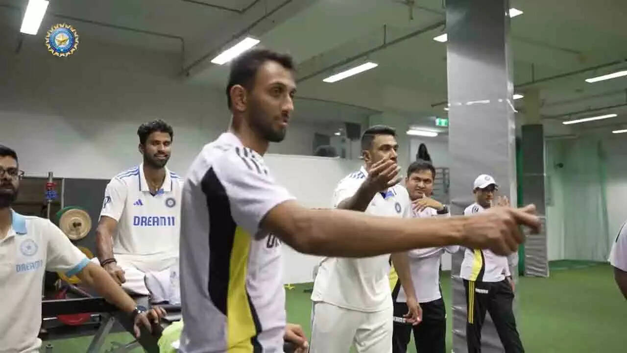 Watch: Ashwin's bowling lessons to India's support staff