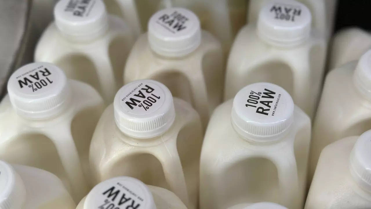 Can infectious bird flu linger in refrigerated raw milk? Here’s what the study reveals