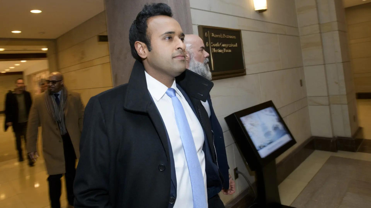 Vivek Ramaswamy shuts down senator who said only billionaires blocking spending deal