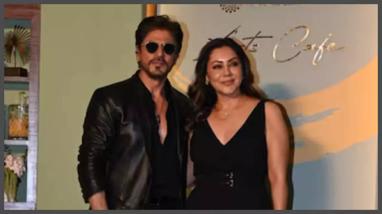 SRK assists paps; guides Gauri to pose: WATCH