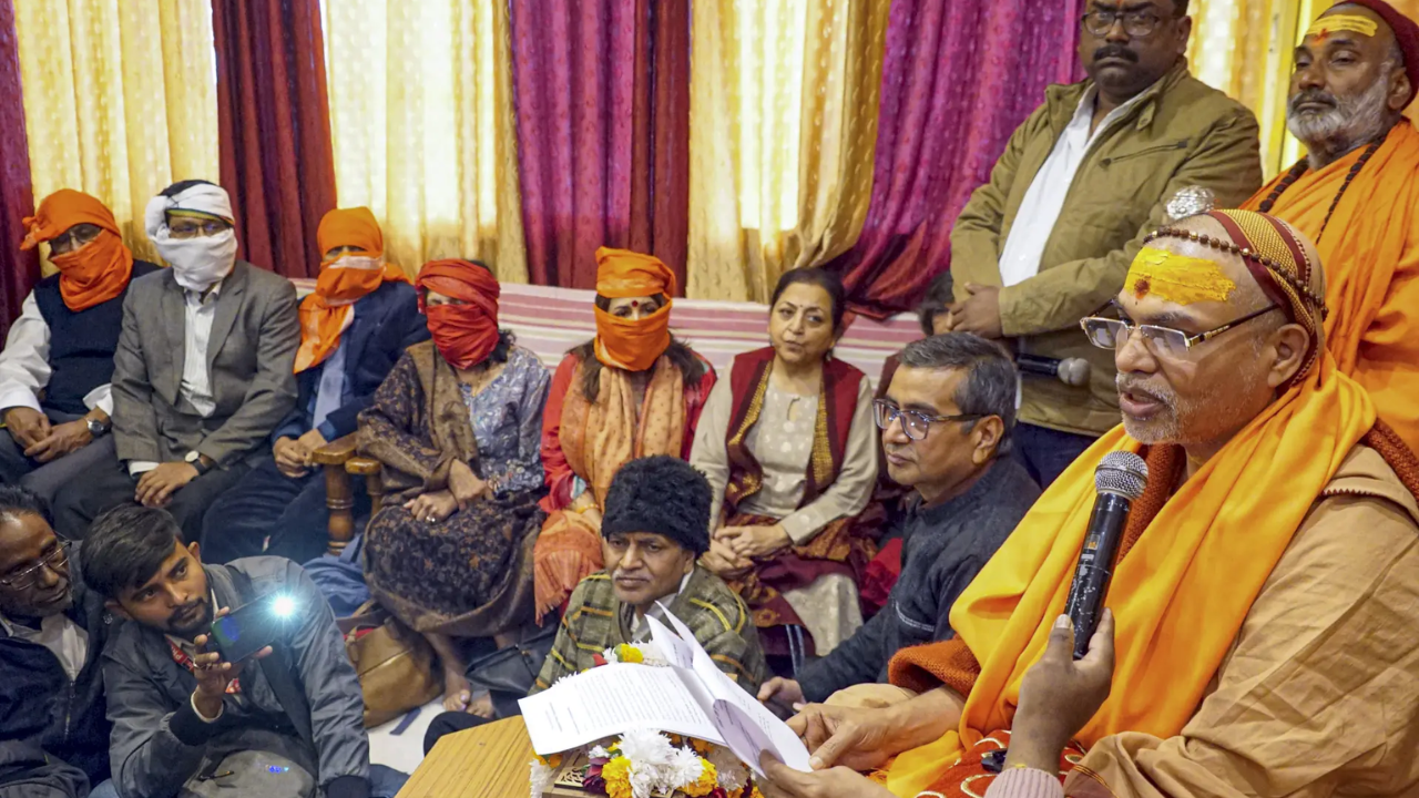 Shankaracharya meets Bangladeshi Hindus, assures to raise concerns with govt