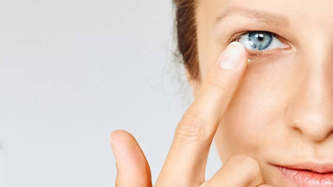 Doctors stunned to find 27 contact lenses in woman’s eye; here’s how it happened