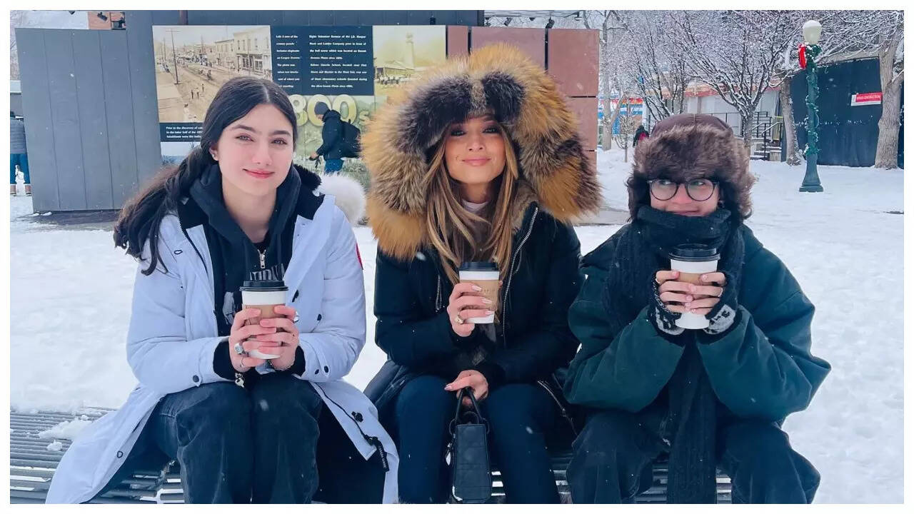 JLo spends Christmas with kids, Ben holidays with Garner