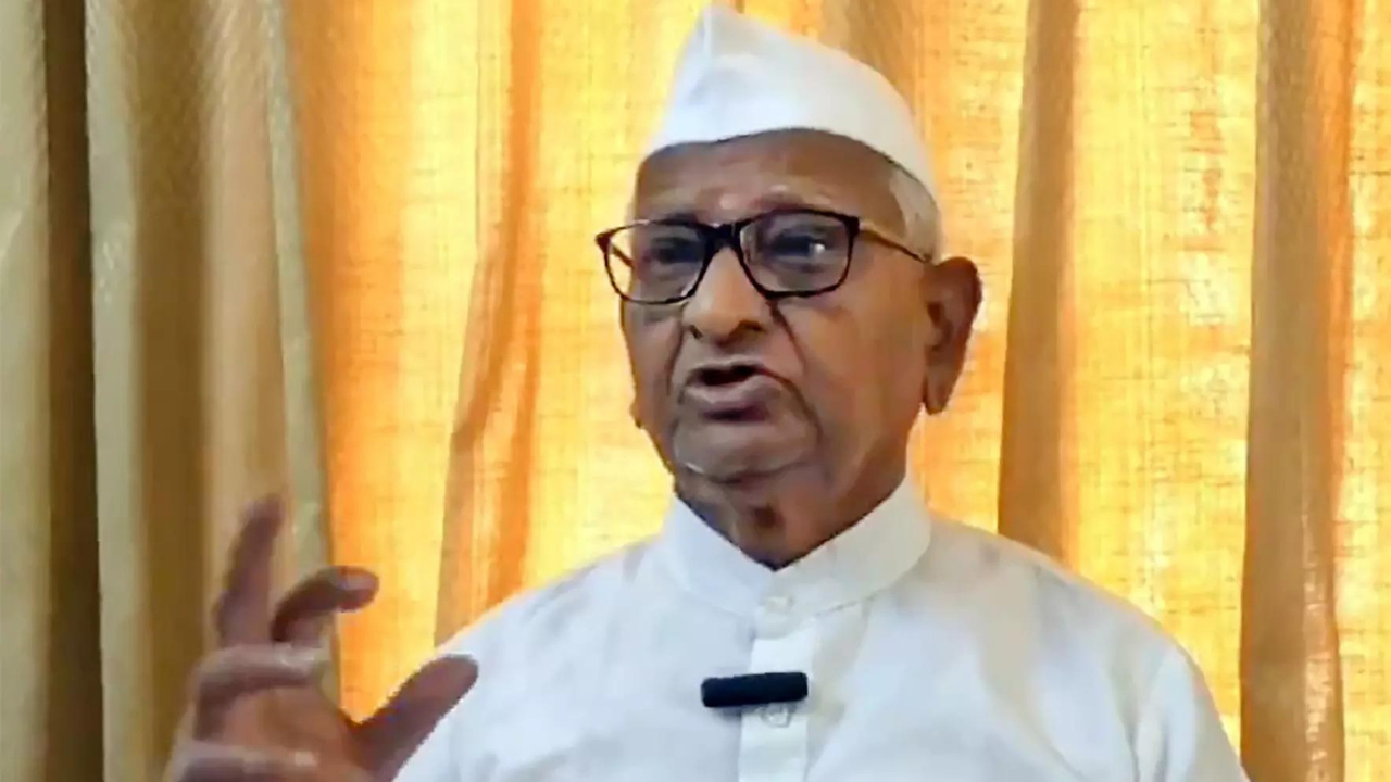 Manmohan Singh was against corruption: Anna Hazare