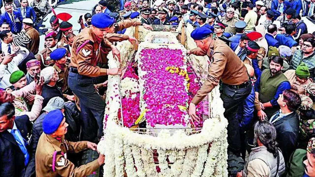 Thank you & doodbye, Dr Sahab: Former PM cremated on a bitterly Cold, gloomy day, amid chilly vibes over memorial row