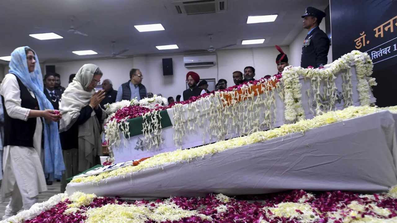 #Cancelpatriarchy: Manmohan Singh’s daughter lights funeral pyre