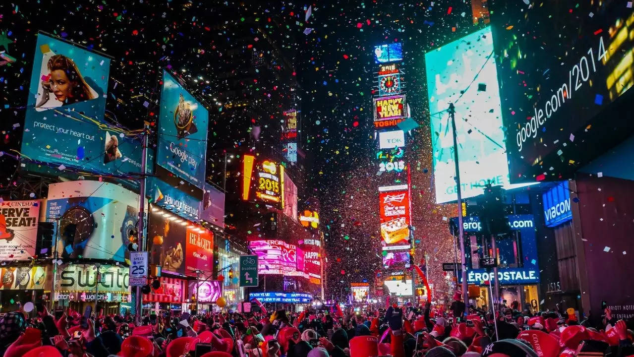 New York City prepares for heavily secured New Year’s eve in Times Square - Drones, dogs, officers deployed