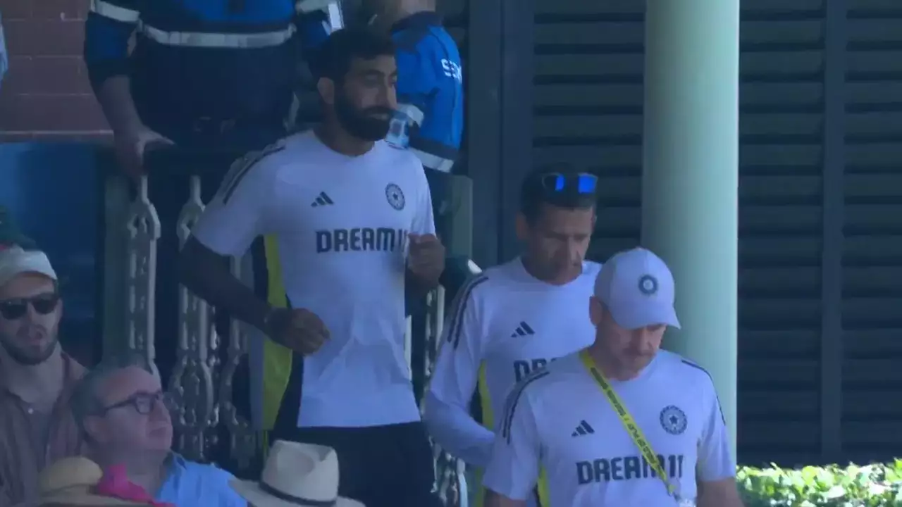 Jasprit Bumrah leaves the SCG with team doctor