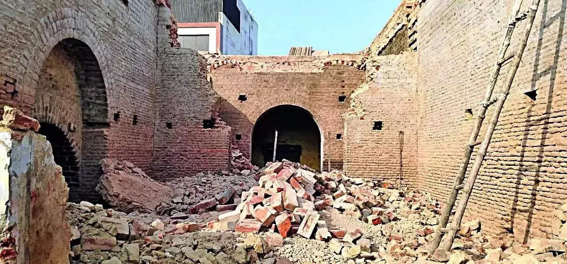 ‘Appalling’: Indologist Dalrymple slams 17th century Mubarak Manzil demolition