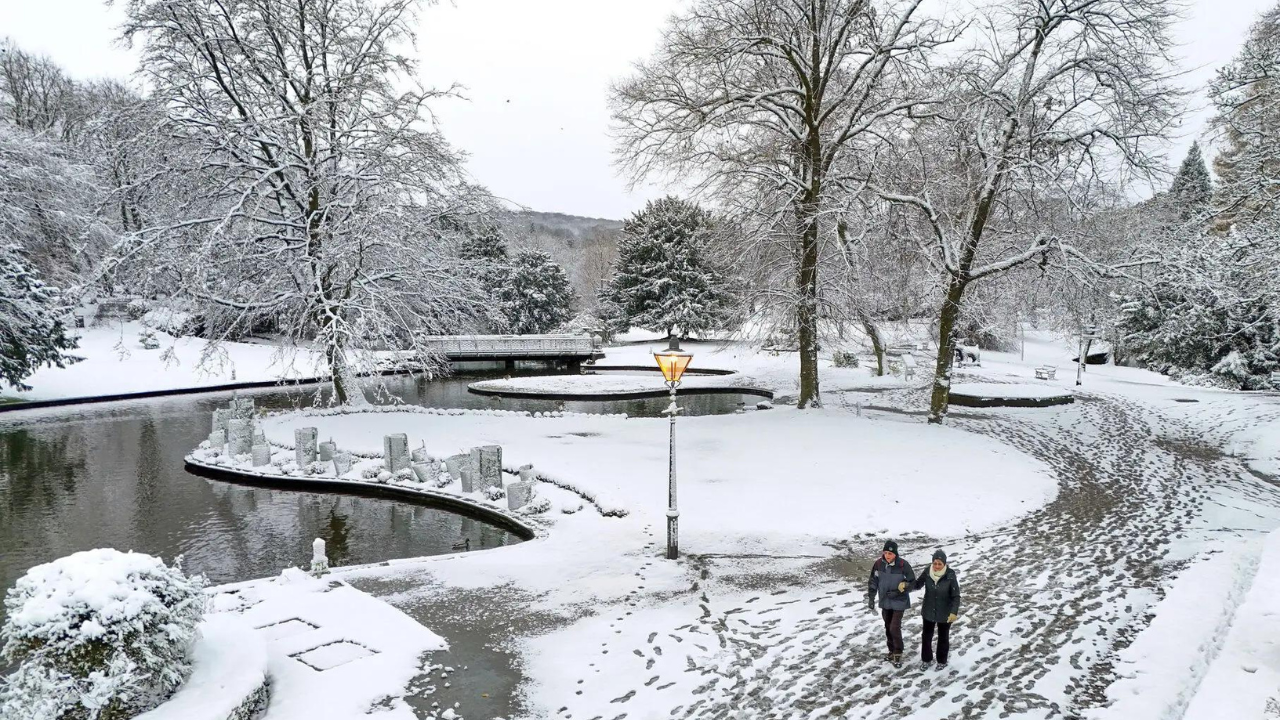 Snow across England causes disruption for air travellers