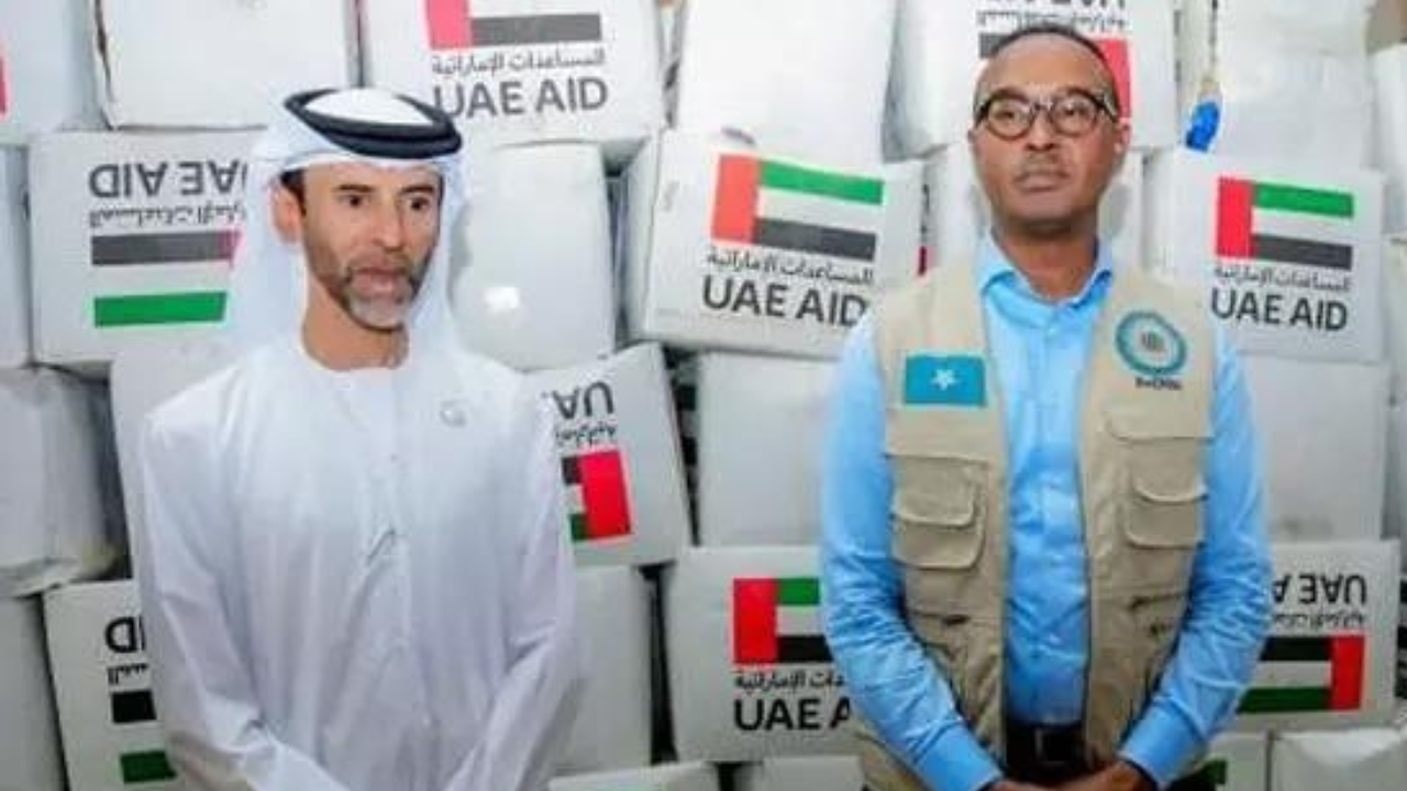 UAE dispatches 700 tonnes of food supplies to victims of floods in Somalia