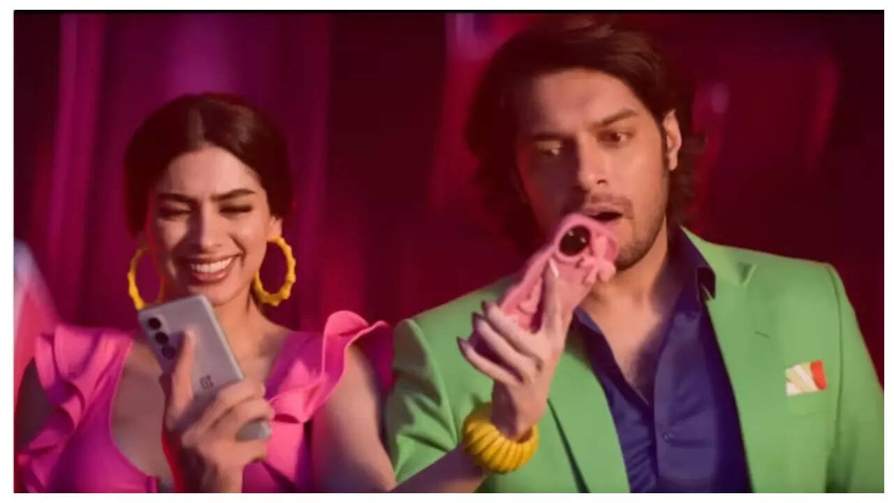 Junaid-Khushi starrer 'Loveyapa' trailer OUT - WATCH