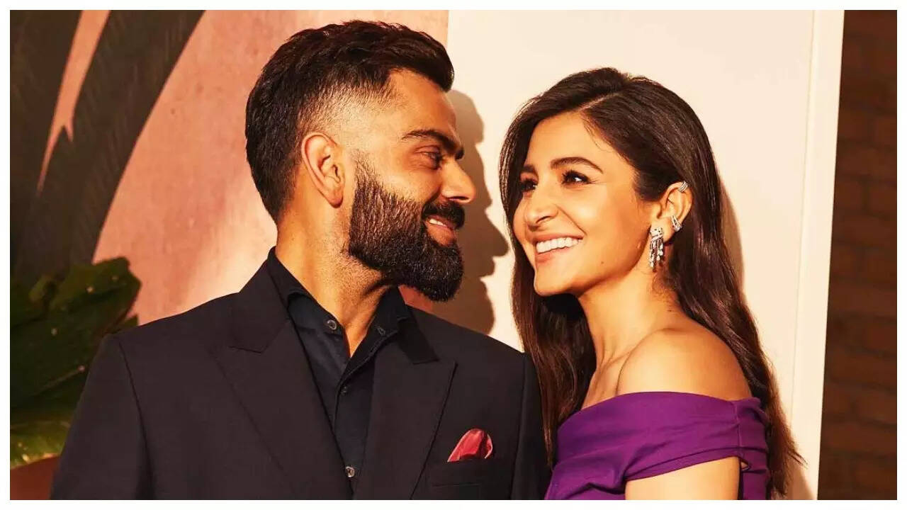 Virat-Anushka spotted at Gateway of India jetty