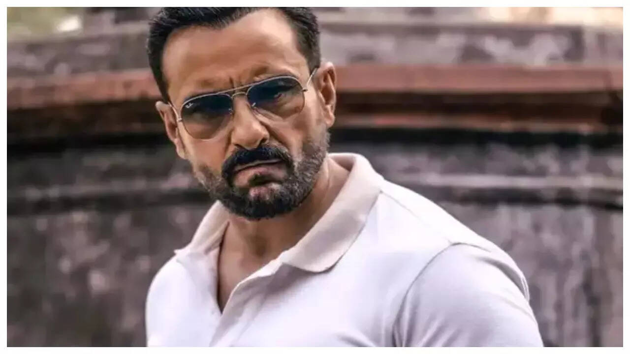 Police, sniffer dogs arrive at Saif's residence - WATCH