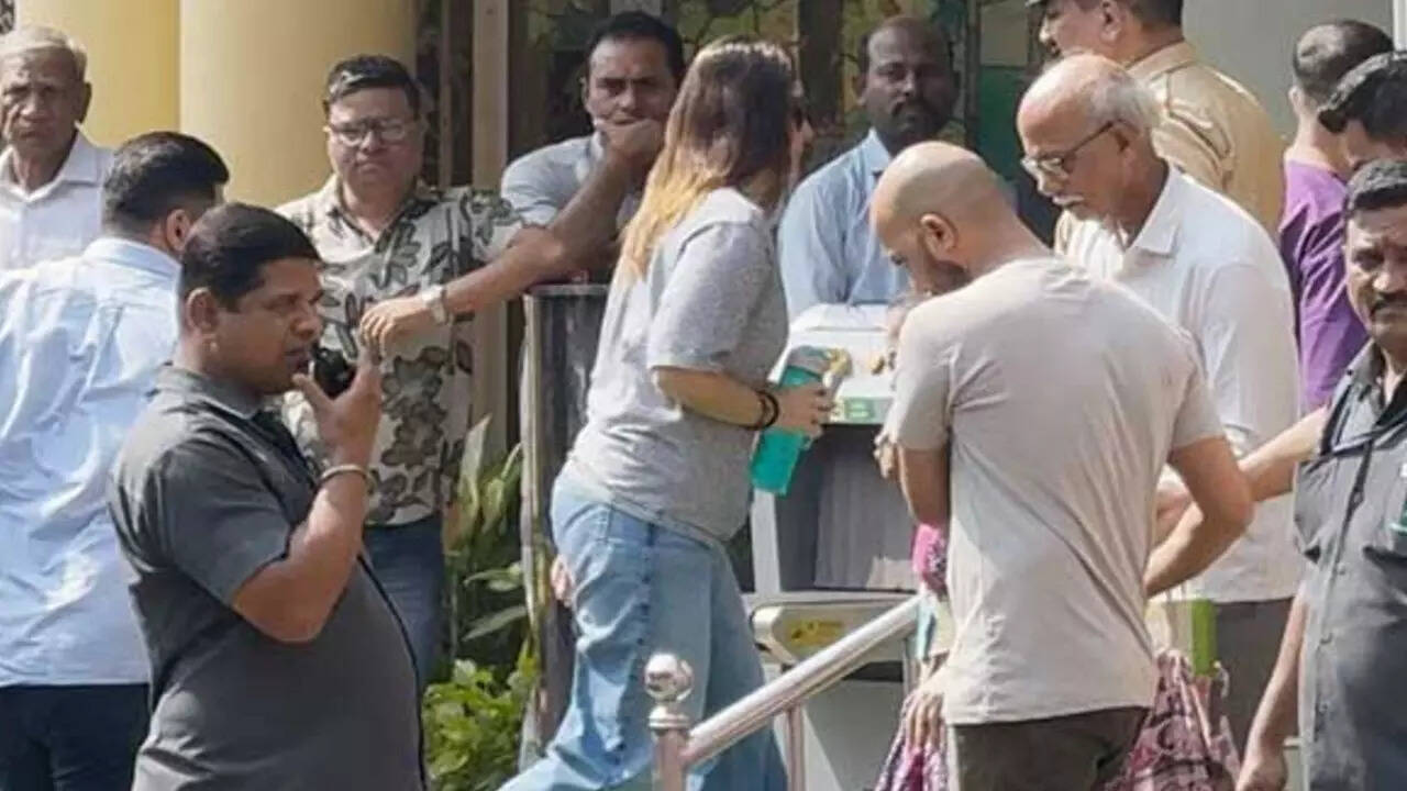 Bebo visits Saif at Lilavati hospital