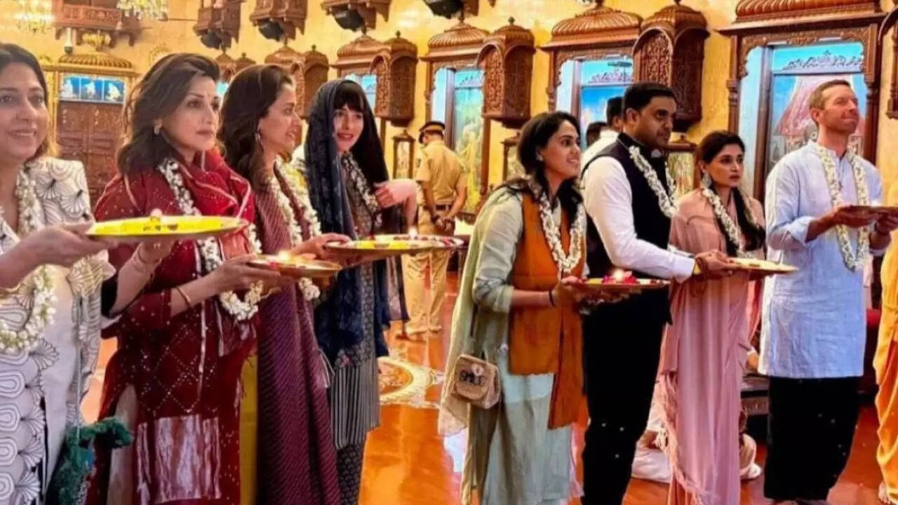Chris, Dakota visit Siddhivinayak Temple with Sonali, Gayatri
