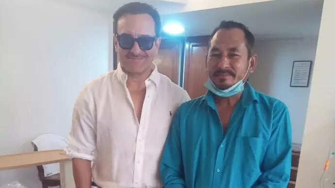 PIC: Saif meets auto driver who helped him