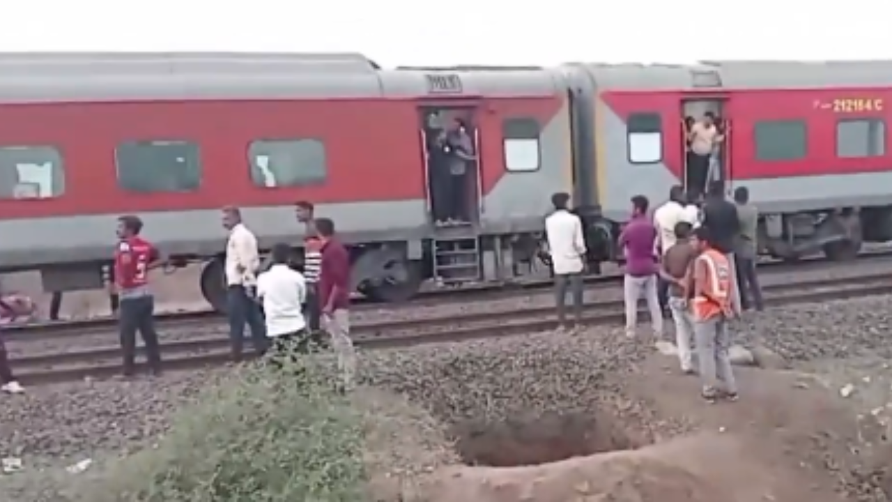 Jalgaon tragedy: 8 dead as passengers jump off train fearing fire, get run over by another