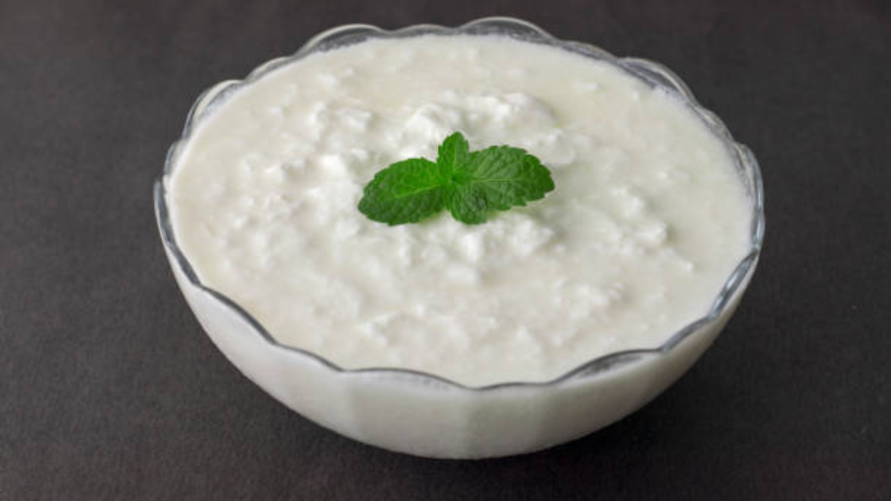 Eating these foods with curd can worsen gut health