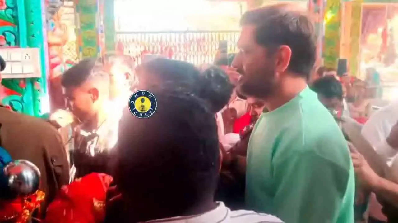 MS Dhoni visits Maa Dewri Mandir in Jharkhand – Watch