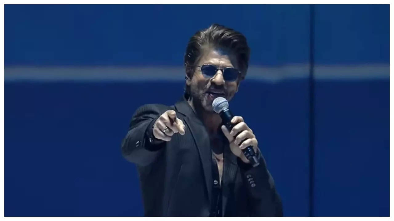 Shah Rukh Khan teases die-hard fan at Dubai event