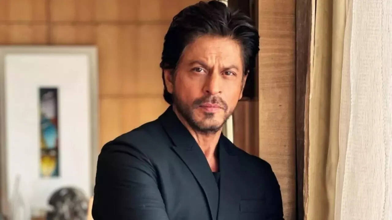 Fan tells SRK 'I want to touch you'; actor reacts